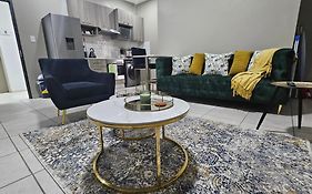 Modern Spacious 1Br Apartment At The Bolton Rosebank